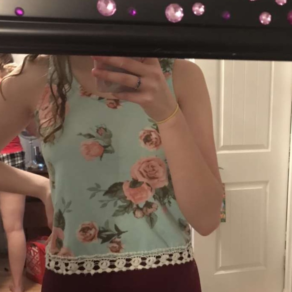 🍓3 for $35 🍓floral cropped tank